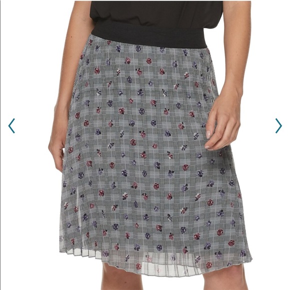 Elle Dresses & Skirts - NWT Elle pull on pleated grey plaid skirt